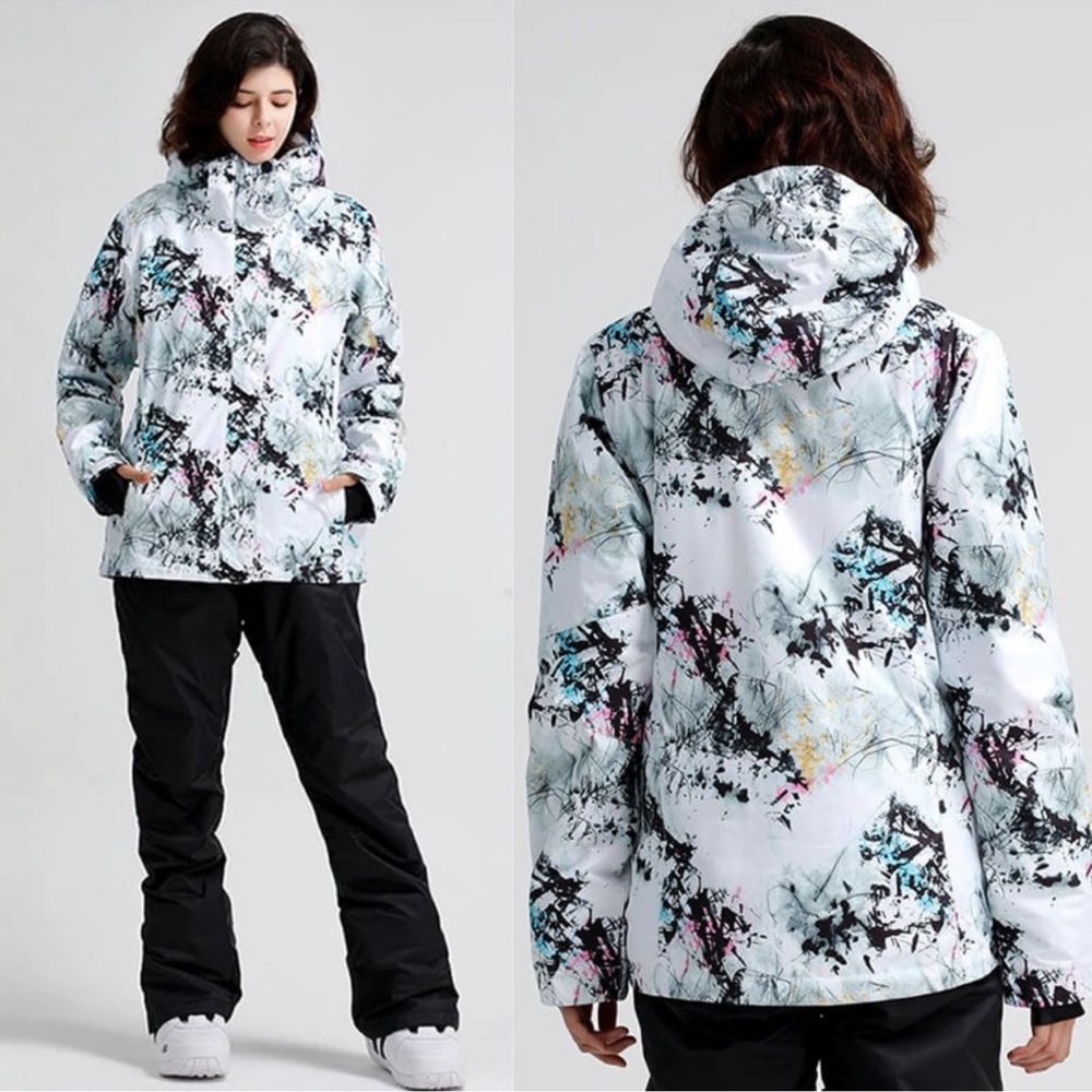 Gsou Snow | Women’s Small | Colorful | White | Graffiti | Artsy